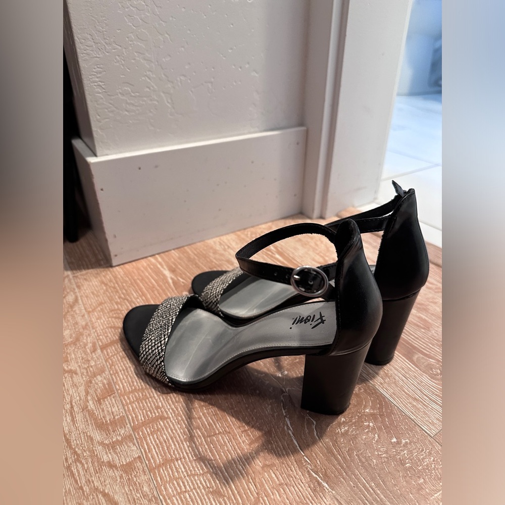 Heels - Picture 3 of 3